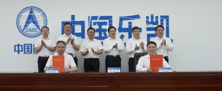 中國(guó)樂(lè)凱與宿遷市簽訂合作協(xié)議 侯景濱、李東會(huì)見(jiàn)宿遷市委書(shū)記陳忠偉并共同見(jiàn)證簽約